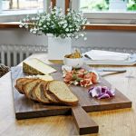 Stabiles Schneidebrett mit Griff aus geräucherter Eiche in der Größe breit von Raumgestalt Holz Schneidebrett mit Griff von Raumgestalt