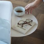 MOEBE Bed - Bett mit Nachttisch aus pulverbeschichtetem Stahl in Sand