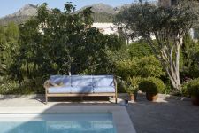 Das große Outdoor Sofa VIRKELYST von Skagerak lädt zum luxuriösen Entspannen ein - am Pool, im Garten oder auf der Terrasse Outdoor Sofa 3-Sitzer aus Holz in Teak - VIRKELYST 3-SEATER von Skagerak