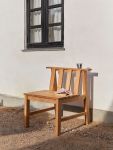 Am oberen Ende der Rückenlehne befinden sich zwei horizontale Planken, die als Ablage genutzt werden können Skagerak PLANK CHAIR - Gartenstuhl aus Holz in dänischem Design