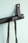 Detailaufnahme der Hakenleiste aus Holz RACK 4 DOT in Eiche schwarz von by Wirth By Wirth RACK 4 DOT - Hakenleiste Holz Eiche schwarz