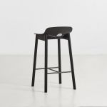 Dänischer Design Tresenstuhl MONO mit Lehne von WOUD in Eiche, schwarz lackiert von hinten Rückansicht Tresenstuhl aus Holz in Eiche schwarz mit Lehne - MONO von WOUD