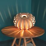 Die stilvolle Holz Tischleuchte URCHIN TABLE LIGHT von Tom Raffield in Eiche URCHIN TABLE LIGHT von Tom Raffield Holz Tischleuchten in Eiche