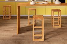 Der Barhocker STEP von vitamin design in der Ausführung als geöltem Eichenholz moderner Design Barhocker aus Holz - STEP von vitamin design