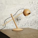 Elegante Schreibtischleuchte LUNE LAMP aus Holz in Eiche geölt im dänischen Design von Brdr. Krüger Brdr. Krüger - LUNE LAMP Schreibtischleuchte mit LED in Eiche geölt
