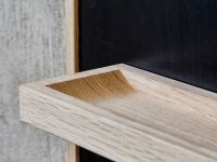 Detailansicht der zusätzlich erhältlichen Ablagen aus Holz, die sich dank integrierter Magnete problemlos an der Schreibtafel NOTICE BOARD von The Oak Men befestigen lassen Detail der Ablage der Schreibtafel aus Holz - NOTICE BOARD von The Oak Men