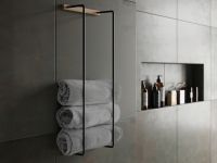 Der schlichte Handtuchhalter TOWEL RACK besteht aus hochwertig verarbeitetem Eichenholz und schwarzem Metall By Wirth - TOWEL RACK Handtuchhalter in Eiche und Metall