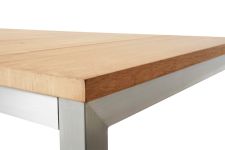 Detail des Gartentisches aus Teak und Edelstahl - NOAH von Traditional Teak