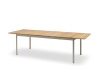 Großer Gartentisch PELAGUS aus elfenbeinfarbenem Aluminium und FSC-zertifiziertem Teakholz von Skagerak mit einer Ansteckplatte für bis zu 10 Personen ausziehbarer Gartentisch aus Holz und Alu - PELAGO TABLE von Skagerak