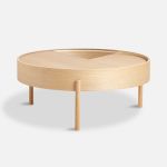 Runder Couchtisch mit Stauraum aus Holz in Weißpigmentiert lackiert - ARC COFFEE TABLE von WOUD