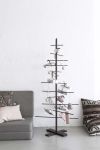In der Vorweihnachtszeit kann der FILIGRANTREE von by Wirth bereits als Adventskalender genutzt werden - 24 kleine Geschenke hängen dann an den filigranen Holzstreben by Wirth - FLIGRANTREE (L) Weihnachtsbaum als Adventskalender
