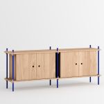 Modernes Design Sideboard aus Holz in Eiche geölt und Metall in blau - Das Shelving System von Moebe
