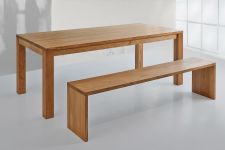 Die minimalistische Sitzbank MENA in Eiche geölt passt zu fast allen Einrichtungsstilen und ist vielseitig einsetzbar Esszimmer Sitzbank in Eiche geölt MENA von vitamin design