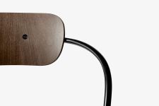 Detailaufnahme der Rückenlehne des Design Armlehnstuhls PAVILION AV2 von &tradition aus Holz und Metall - Abbildung in Walnuss, lackiert Armlehnstuhl Holz in Walnuss lackiert PAVILION AV2 von &tradition