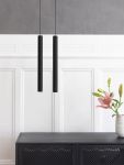 In schwarz gebeizter Eiche wirkt die Pendelleuchte CHIMES TALL von UMAGE besonders edel und sorgt vor eine hellen Wand für einen spannenden Kontrast UMAGE - CHIMES TALL Design Pendelleuchten schmal aus Holz mit LED