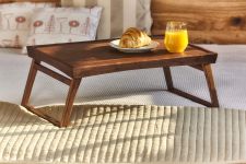 Funktionales Frühstückstablett DÉSIRÉE aus massivem Holz mit klappbarem von sixay furniture Frühstückstablett fürs Bett aus Holz - Betttablett DÉSIRÉE von sixay furniture