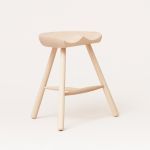 SHOEMAKER CHAIR NO. 49 von FORM & REFINE - Designklassiker Hocker in Buche natur
