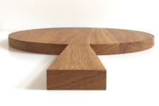 Detail: rundes Schneidebrett mit Griff in Eiche geölt