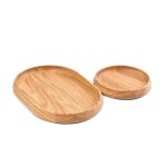 Das Holztablett Set WOODEN TRAY von Carl Hansen & Søn aus FSC-zertifizierter Eiche besteht auf einem kleinen runden und einem großen ovalen Holztablett WOODEN TRAY von Carl Hansen & Søn - Holztablett als Set
