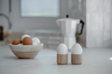 Stilvolles Frühstück mit dem Holz Eierbecher EGG ME 2er-Set von Ekta Living Holz Eierbecher Egg Me von Ekta Living