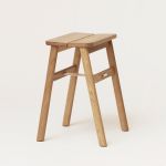 Klappbarer Schemel ANGLE STOOL von FORM & REFINE aus Holz in Eiche weiß geölt Klappbarer Schemel aus Holz in Eiche weiß geölt - ANGLE STOOL von FORM & REFINE