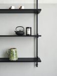 Detail Wandregal aus Holz und Metall in schwarz - WALL SHELVING von MOEBE