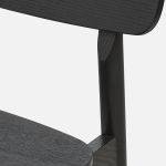 Im Detail: Trotz dunkler Lackierung sind die feinen Linien des Holzes auf der Oberfläche des Tresenstuhls SOMA COUNTER CHAIR von WOUD deutlich sichtbar Tresenstuhl mit Lehne aus Holz SOMA COUNTER CHAIR von WOUD