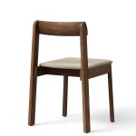 Stapelstuhl gepolstert aus Eichenholz in dunkelbraun geölt - BLUEPRINT CHAIR von FORM & REFINE