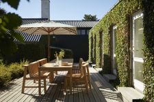 Einladende Outdoor-Sitzgruppe mit dem Gartentisch und den Gartenstühlen PLANK von Skagerak  Gartentisch aus Teak - PLANK TABLE 160 von Skagerak