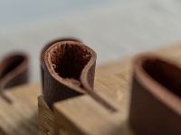 Am oberen linken Rand jedes Schneidebrettes CHOP CHOP aus Holz von Rio Lindo befindet sich ein Henkel aus hochwertigem Leder Rio Lindo - CHOP CHOP Schneidebrett aus Holz mit Henkel aus Leder