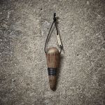 Flaschenverschluss PLUG von The Oak Men aus Holz in Eiche geräuchert mit Gummi und praktischem Band zum Anhängen Weinflaschenverschluss aus Holz in Eiche mit Gummi - PLUG von The Oak Men