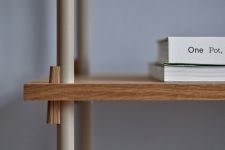 Detailansicht des Stufenregals SHELVING SYSTEM von Moebe mit grauem Gestell Stufenregal aus Holz in Eiche, geölt und Grau - SHELVING SYSTEM von Moebe