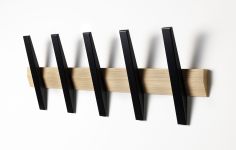 Garderobenleiste Design in Eiche und schwarz TANGENT 5 von Hoigaard