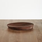 Runde Schale ORBITA BOWL von Insan in Eiche, geräuchert runde Schale aus Holz in Eiche geräuchert - ORBITA BOWL von Insan
