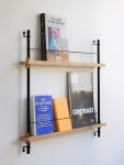 Gerade dann, wenn eine helle Holzart auf ein dunkles Gestell trifft entsteht ein spannender Kontrast zwischen den MAterialien, der den Look des MAGAZINE SHELVING von MOEBE maßgeblich prägt MOEBE - MAGAZINE SHELVING Zeitschriftenregal für die Wand in Eiche Black