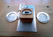 Rückseite der Wandleuchte mit 2 eingelassenen Spots und Aufhängung in der Mitte