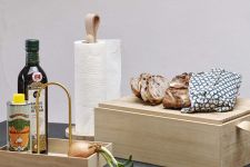 Holz-Küchenrollenhalter in Eiche im Design aus Dänemark - NORR von Skagerak