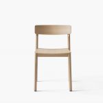 Das geringe Gewicht von 4 kg erleichtert den Transport des stapelbaren Stuhls BETTY TK2 von &tradition.  &tradition BETTY TK2 - stapelbarer Holzstuhl