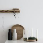 Schlichtes Küchendesign von applicata - Wandgarderobe TRACK, Kerzenhalter LUNA und Holzschale LUNA applicata TRACK - Wandgarderobe aus Holz