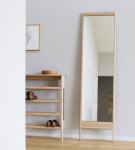 FORM & REFINE - A LINE MIRROR Standspiegel aus Holz in Eiche im Flur