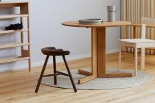 Designklassiker Schalensitz Hocker aus Holz - SHOEMAKER CHAIR NO. 49 von FORM & REFINE