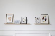 Klare Linien, nachhaltige Materialien und eine hochwertige Verarbeitung machen die Bilderleiste GALLERY SHELF von MOEBE zu enem langlebigen Wohnaccessoire schlichte Bilderleiste aus Holz in Eiche - GALLERY SHELF von MOEBE