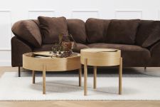 Stilvolle Kombination des Beistelltisches ARC mit dem gleichnamigen Couchtisch ARC von WOUD aus edlem Walnussholz Runder Beistelltisch mit Stauraum aus Holz - ARC SIDE TABLE von WOUD