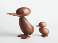 Die Holzfiguren DUCK & DUCKLING von architectmade sind in zwei Größen erhältlich und lassen sich harmonisch kombinieren Holzfiguren Enten aus Teak im dänischen Design - DUCK & DUCKLING von architectmade