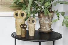 Charmante Eulenfiguren OWL aus Holz in verschiedenen Varianten nach dem Entwurf von Paul Anker für architectmade Dekofiguren Eulen aus Holz OWL nach dem Entwurf von Paul Anker von architectmade