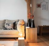 Die Tischlampe QUADER mit großer Glühbirne und quadratischem Holzfuß aus Eiche kann beliebig im Wohnraum umgestellt werden - Foto: Franziska Grund Tischlampe mit Glühbirne und quadratischer Holzfuß aus Eiche - QUADER von Raumgestalt