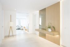 Die Designer Wandleuchte LUCA LEAN in Eiche natur mit weißem Lampenschirm von maigrau fügt sich besonders gut in helle Wohnraumkonzepte ein - Copyright @Negre Studio maigrau LUCA LEAN - Designer Wandleuchte mit Gestell in Eiche natur Lampenschirm in weiß