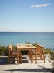 Ob im Garten oder auf der Terrasse: Der Gartentisch PLANK von Skagerak wird schnell zum Mittelpunkt des eigenen Außenbereichs Skagerak PLANK TABLE 160 - Gartentisch aus Holz in dänischem Design