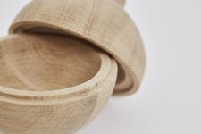 Dekoschale in Eiche natur im Detail - WOODEN SPHERE von Kristina Dam 