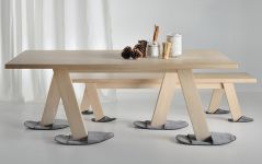 Die Tischbeine des Massivholztisches GO von vitamin design sind durch ihre schräge Form ein echter Hingucker Tisch Massivholz in Eiche gekalkt GO von vitamin design